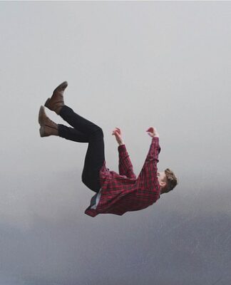 Czy biała koszula pasuje do jeansów?