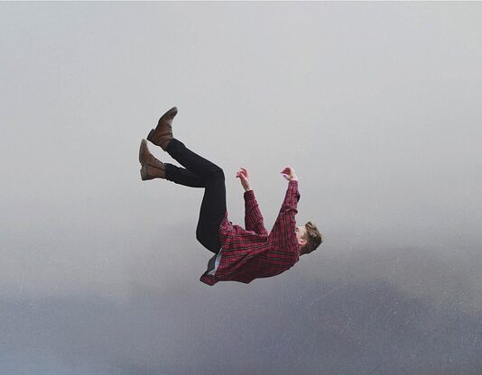 Czy ubiera się coś pod koszulę?
