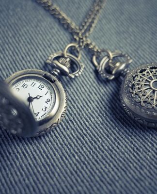 Czy można nosić dwa naszyjniki?