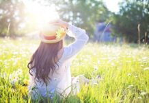 Jak nosić kapelusz żeby nie spadał?